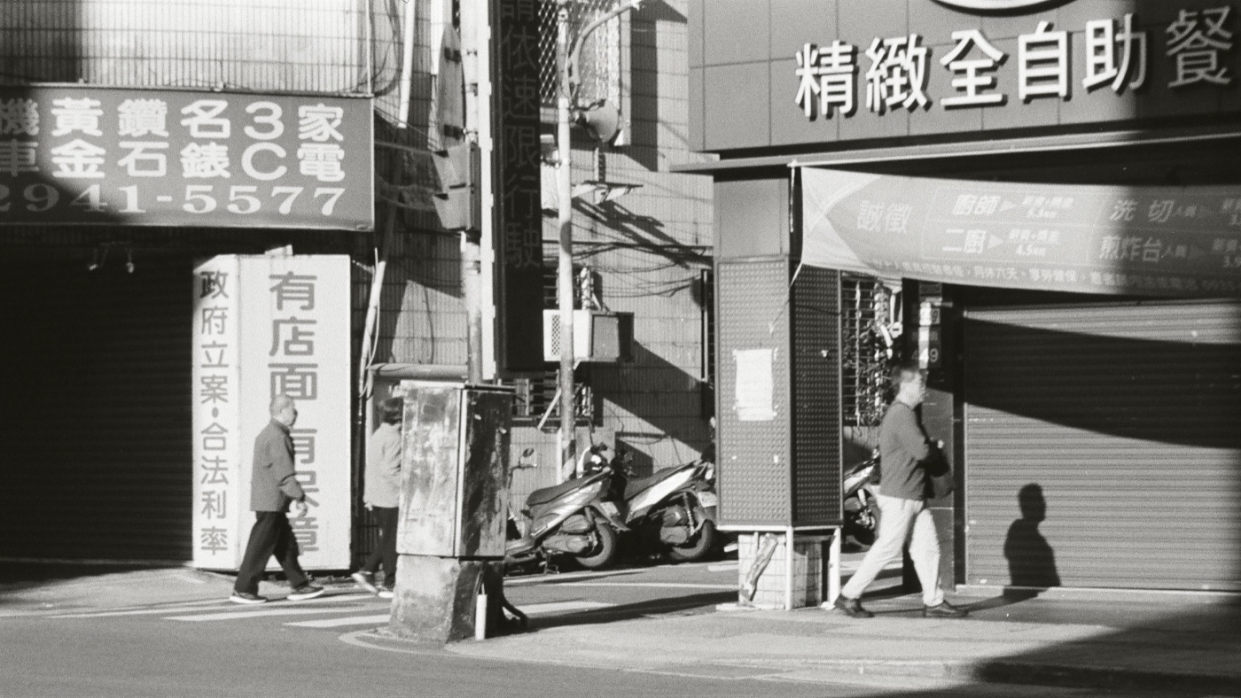 街角招牌與行人