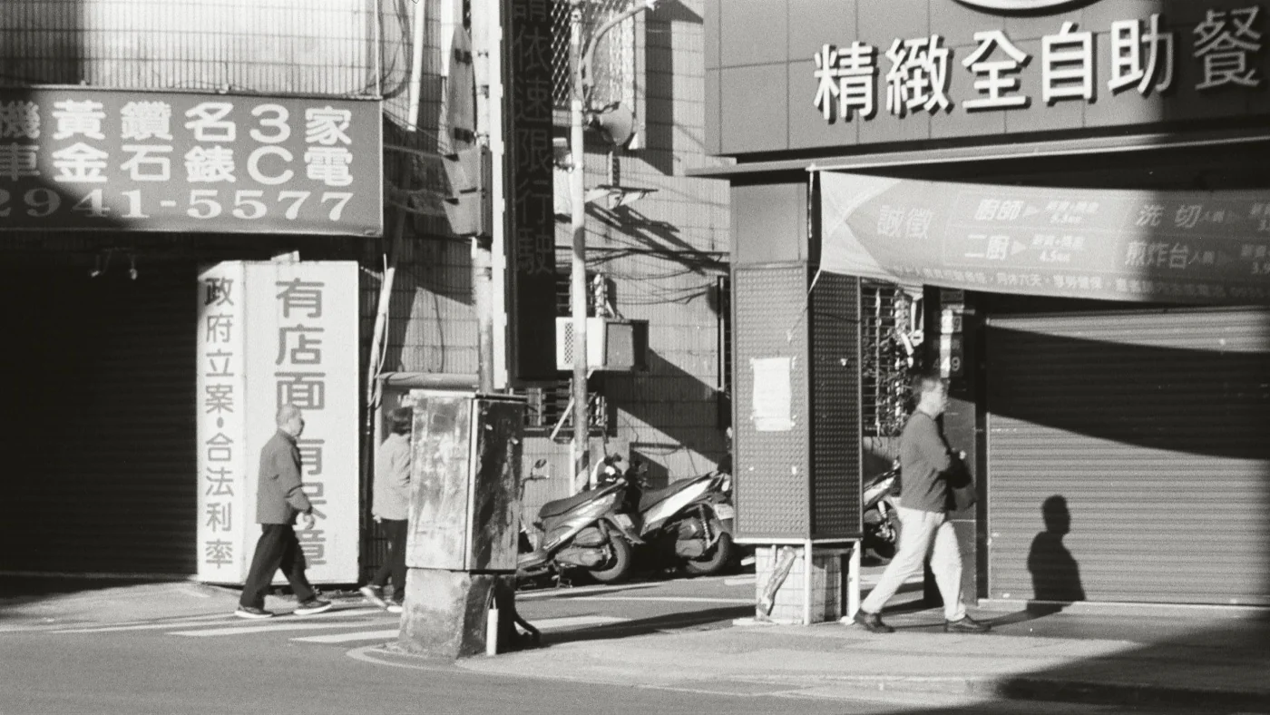 街角招牌與行人