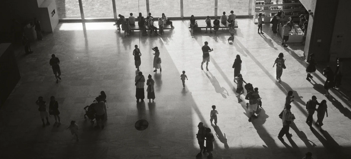 俯瞰大廳人群